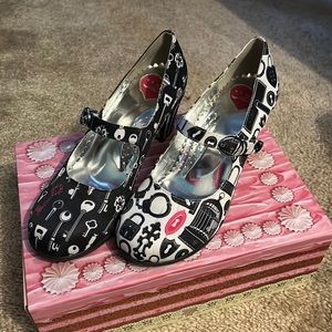 Hot chocolate key lock heels Lolita black and white
